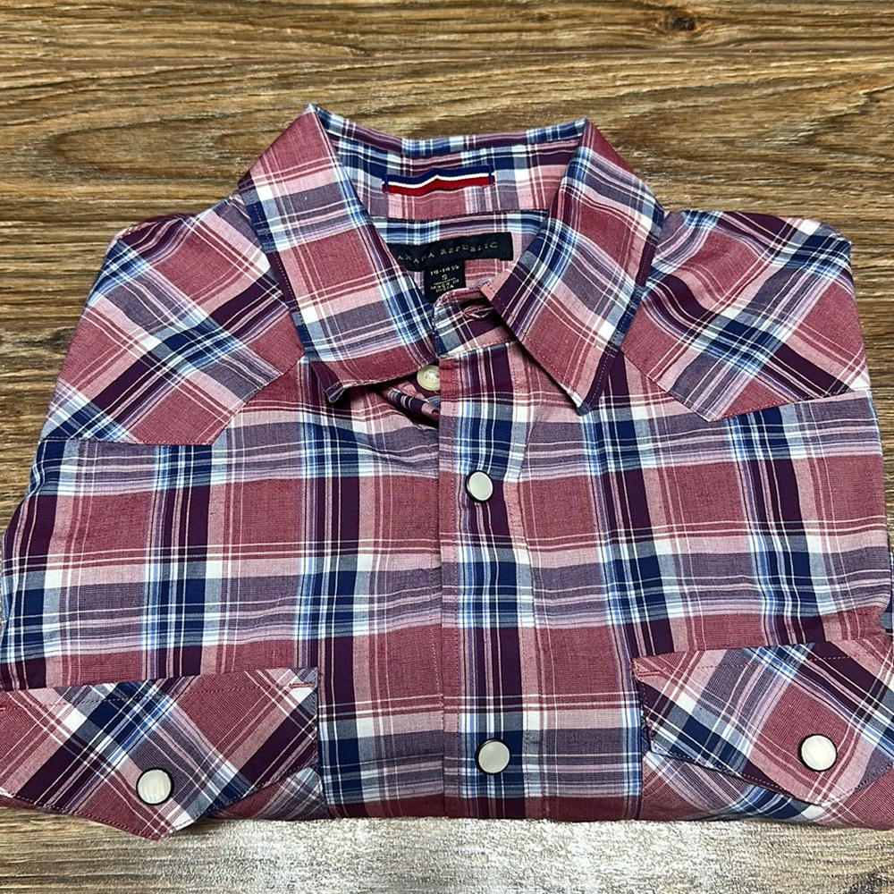 Mens Banana Republic button long sleeve shirt. Size Small.